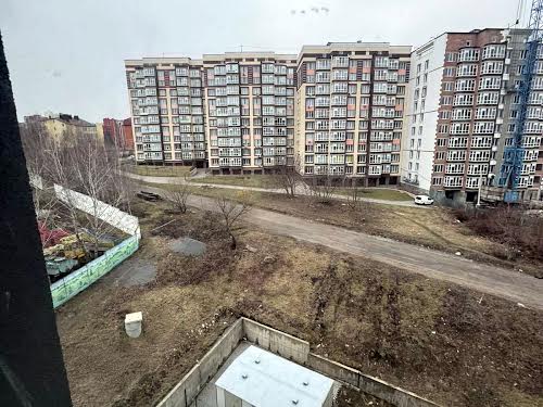 квартира за адресою Озерна вул., 16Б