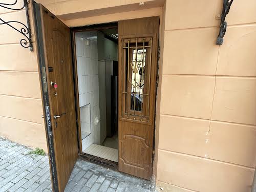 комерційна за адресою Галицького Данила пл., 4