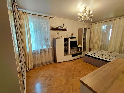 квартира за адресою Космонавтів вул., 18