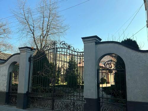 будинок за адресою Молодіжна вул.