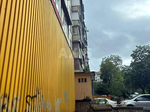 комерційна за адресою Петропавлівська вул., 12