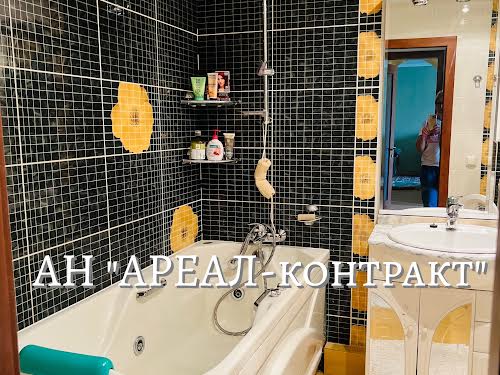 квартира за адресою Комарова вул., 27