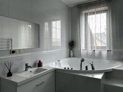 будинок за адресою с. Гатне, Кленова вул., 10