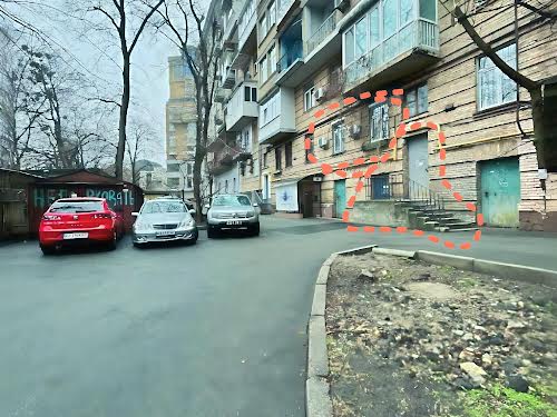 комерційна за адресою Кропивницького вул., 18