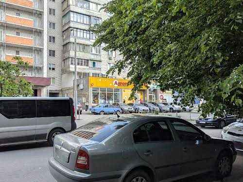 коммерческая по адресу Святоюріївська ул., 10/2