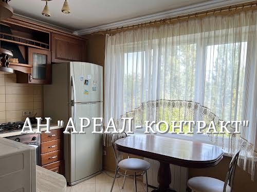 квартира за адресою Комарова вул., 27