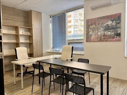 комерційна за адресою Незалежності вул., 8Б
