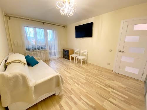 квартира за адресою Автозаводська вул., 81