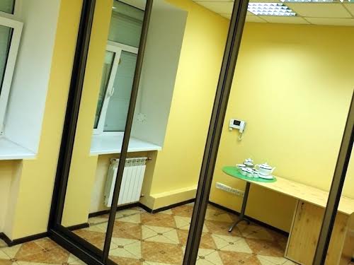 комерційна за адресою Кропивницького вул., 18