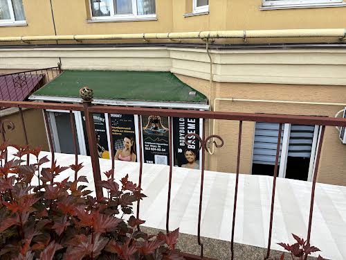 комерційна за адресою Миру вул., 36