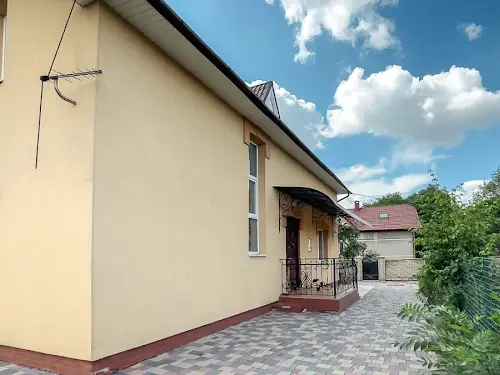 будинок за адресою с. Угорники, Прикарпатська, 1б