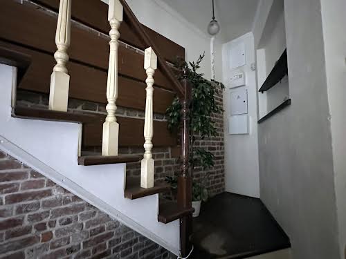 комерційна за адресою Різні пл., 4