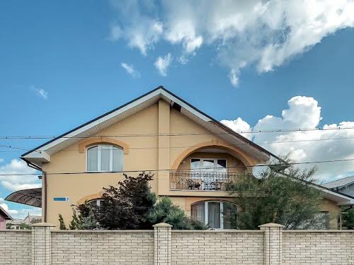 будинок за адресою с. Угорники, Прикарпатська, 1б