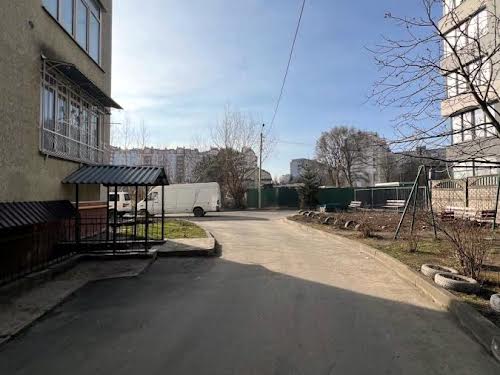 комерційна за адресою Юліана Целевича вул., 36в