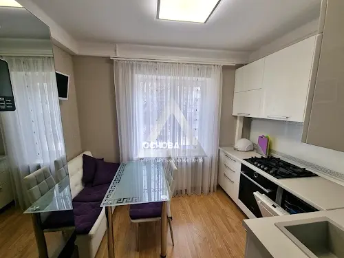 квартира за адресою Шкільна вул. (Героїв Сталінграда), 18