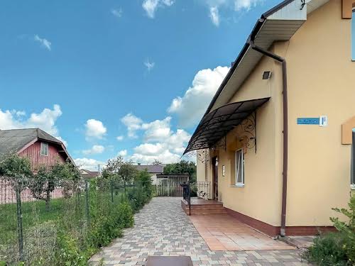 будинок за адресою с. Угорники, Прикарпатська, 1б