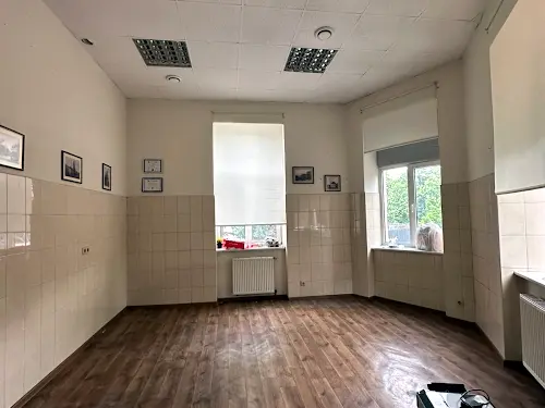 комерційна за адресою Різні пл., 4