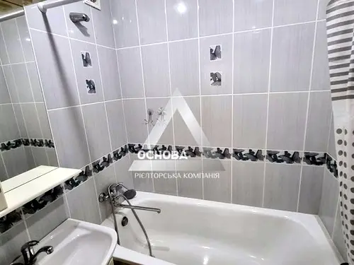 квартира за адресою Шкільна вул. (Героїв Сталінграда), 18