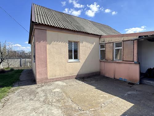 дом по адресу п. Першотравневое, Центральна, 1 