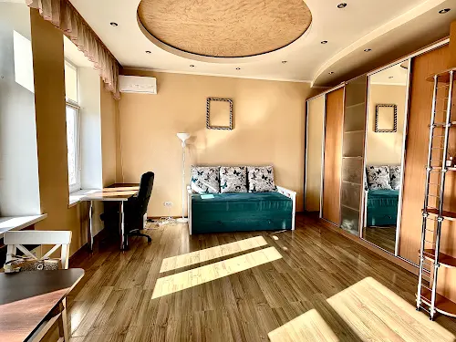 квартира за адресою Зустрічна, 10