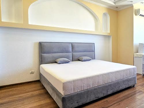 квартира за адресою Анни Ахматової вул., 48