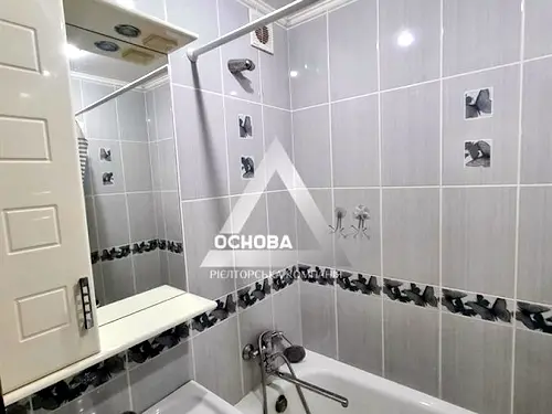 квартира за адресою Шкільна вул. (Героїв Сталінграда), 18