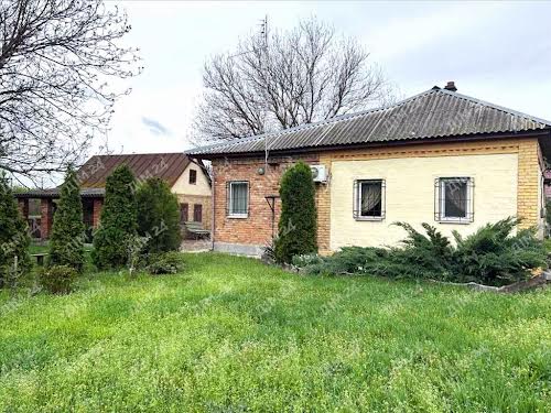 будинок за адресою с. Великі Сорочинці, Центральна, 1