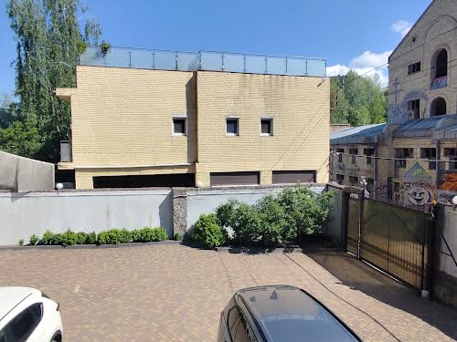 комерційна за адресою Нижньоюрківська вул., 37