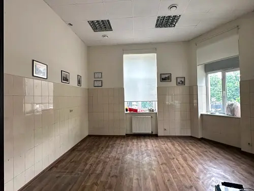 комерційна за адресою Різні пл., 4