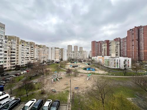 квартира за адресою Анни Ахматової вул., 11