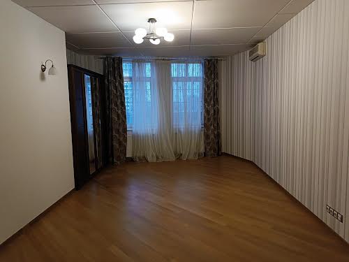 комерційна за адресою Лесі Українки бульв., 30-Б